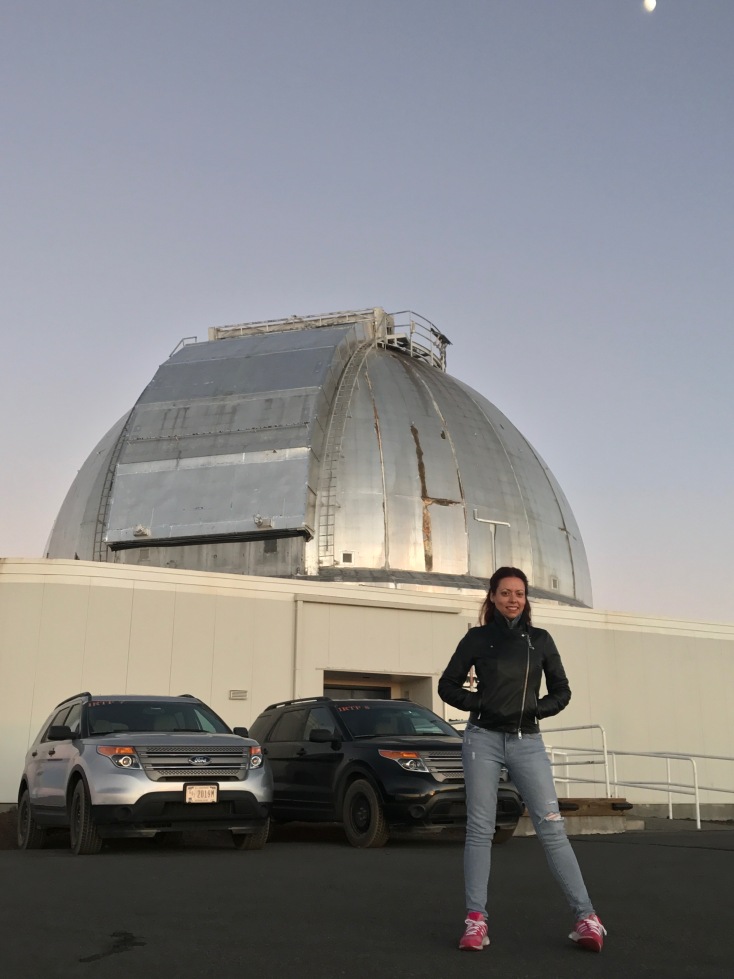 Η Χρύσα Αβδελλίδου μπροστά από το τηλεσκόπιο NASA Infrared Telescope Facility στη Χαβάη