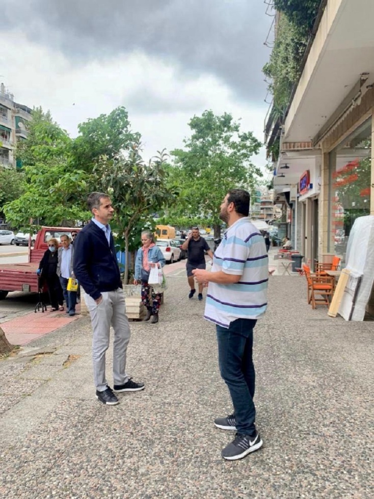 Κώστας Μπακογιάννης συνομιλεί με έναν άνδρα