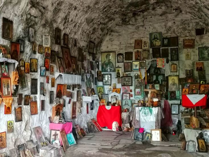 Εσωτερικό της Τρύπιας Εκκλησιάς