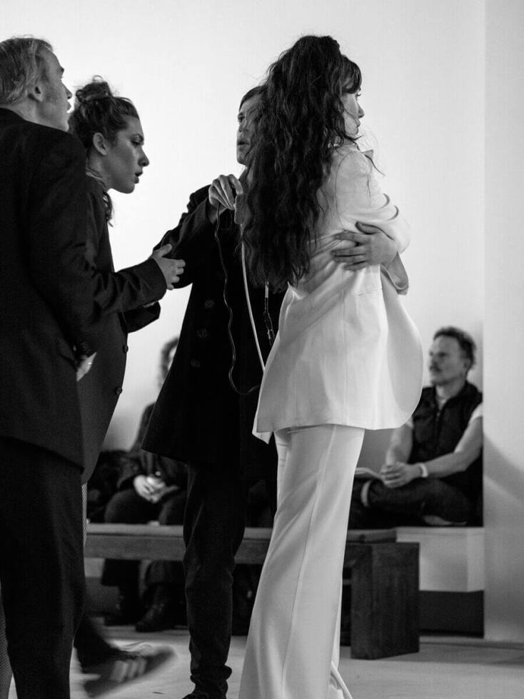 Εικόνα από την παράσταση «Κομμώτριες/Μεταπολίτευση» του Μιχαήλ Μαρμαρινού