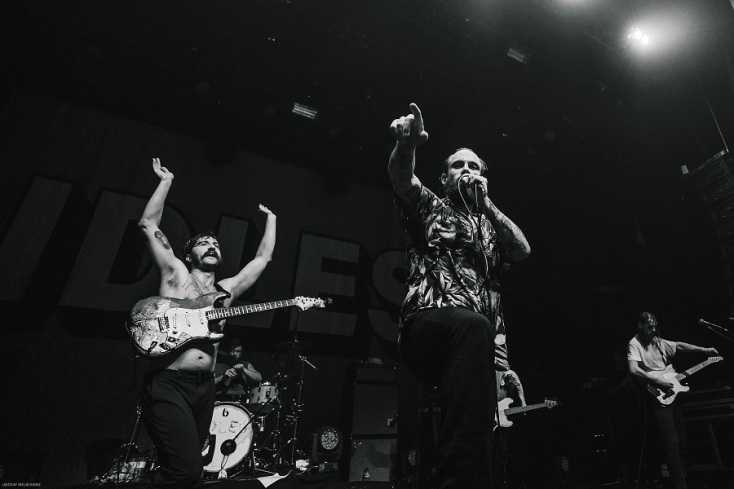 Στιγμιότυπο από συναυλία των IDLES στο Παρίσι, Bataclan 