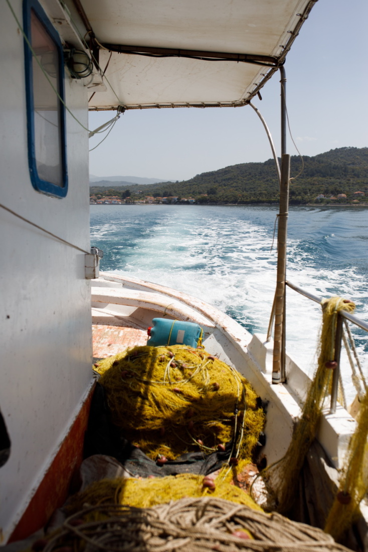 Φωτογραφία μέσα σε βάρκα που βρίσκεται στη θάλασσα.