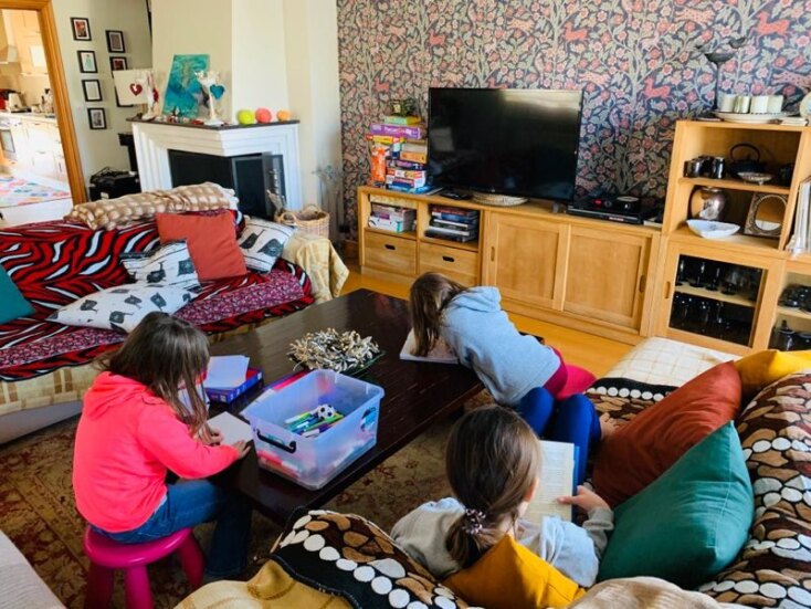 Οι κόρες του Μάξιμου Μουμούρη και της Νάντιας Γιαννακοπούλου παίζουν στο σαλόνι του σπιτιού