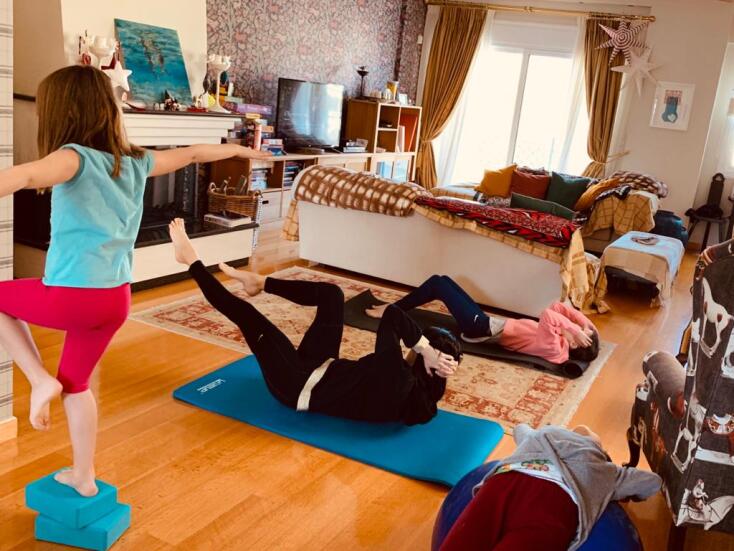 Η Νάντια Γιαννακοπούλου και οι κόρες της κάνουν γιόγκα στο σαλόνι τους