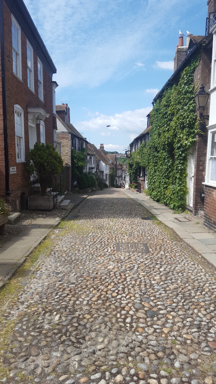 Τα βοτσαλωτά δρομάκια στο χωριό  Rye