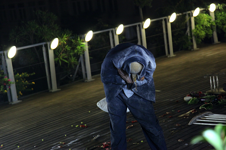 Τρεις Άμλετ σε μια κουνιστή πολυθρόνα