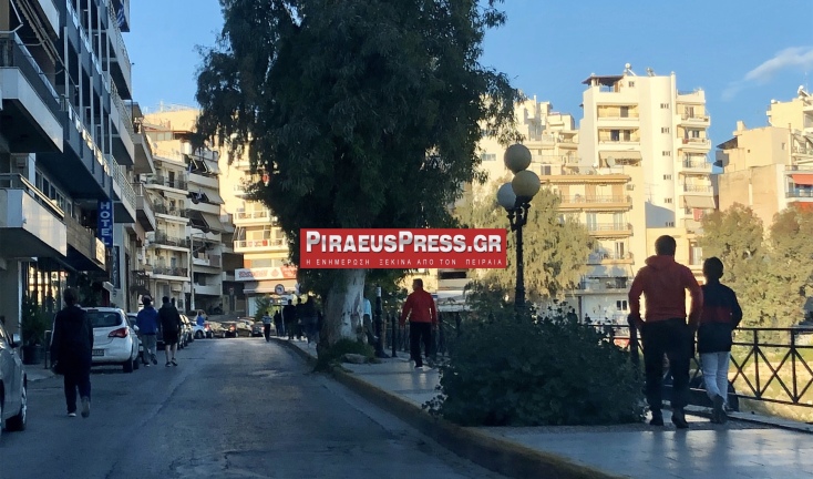 Βόλτα στην Πειραϊκή επέλεξαν να κάνουν αρκετοί κάτοικοι εν μέσω κορωνοϊού