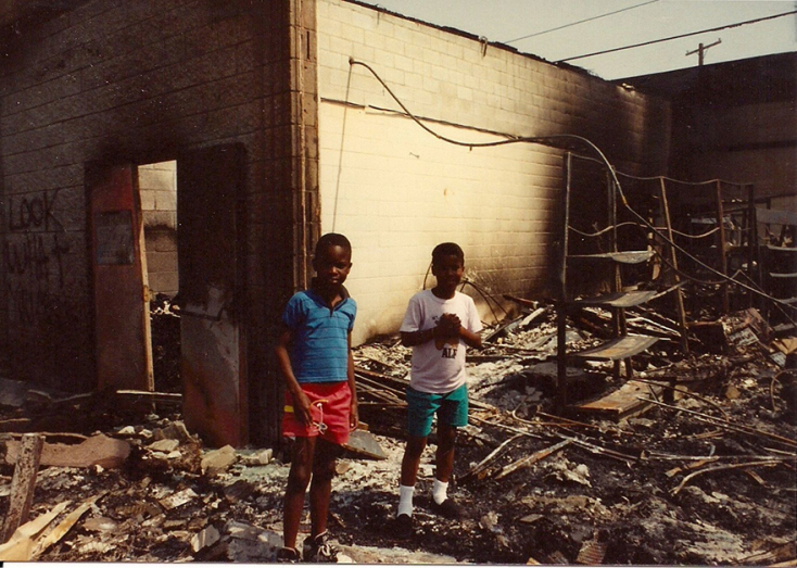 Παιδάκια ψάχνουν στα αποκαΐδια του καμένου εμπορικού κέντρου. 