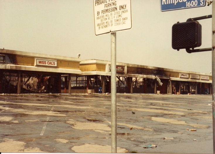 Καμένο εμπορικό κέντρο επί της Λεωφόρου Βερμόντ.