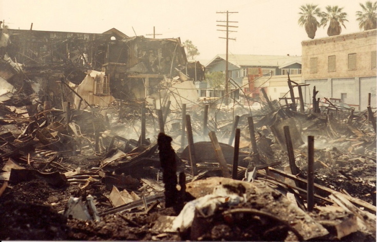 Ό,τι απέμεινε από κατάστημα, επί της οδού Βερμόντ, απέναντι από το campus του Πανεπιστημίου της  Νότιας Καλιφόρνιας (USC).