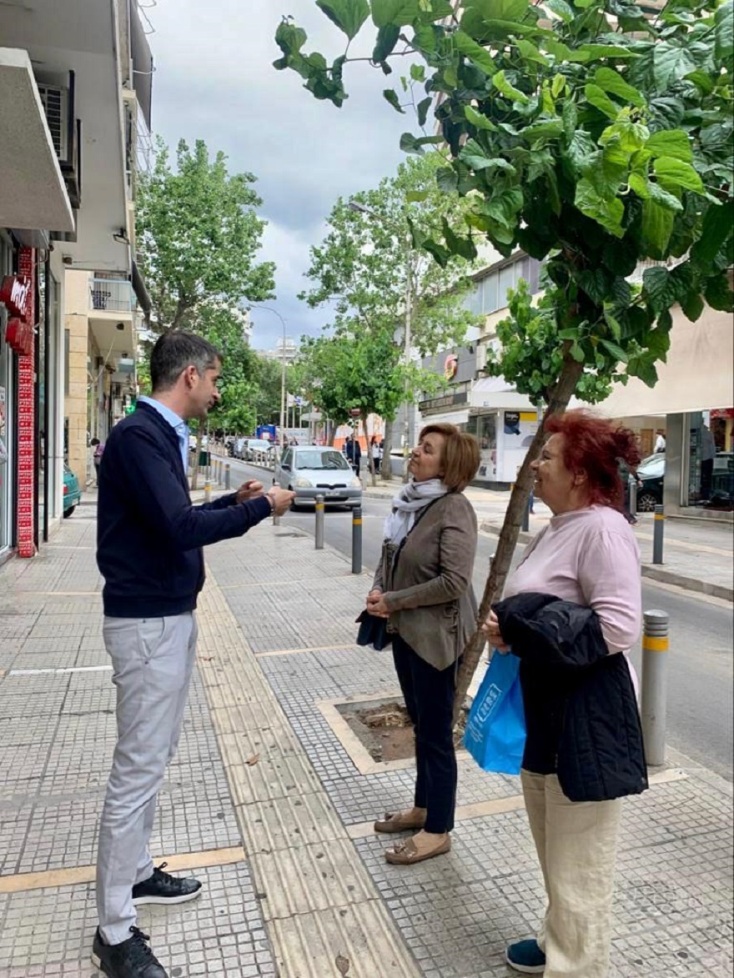 Κώστας Μπακογιάννης συνομιλεί με δύο γυναίκες