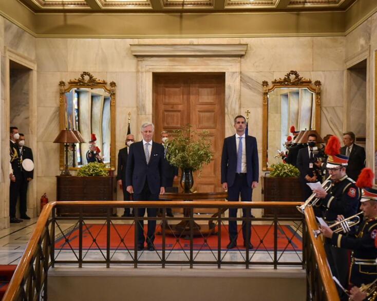 Ο δήμαρχος Αθηναίων, Κώστας Μπακογιάννης, μαζί με τον βασιλιά του Βελτίου Φίλιππο, στο δημαρχειακό μέγαρο της Αθήνας