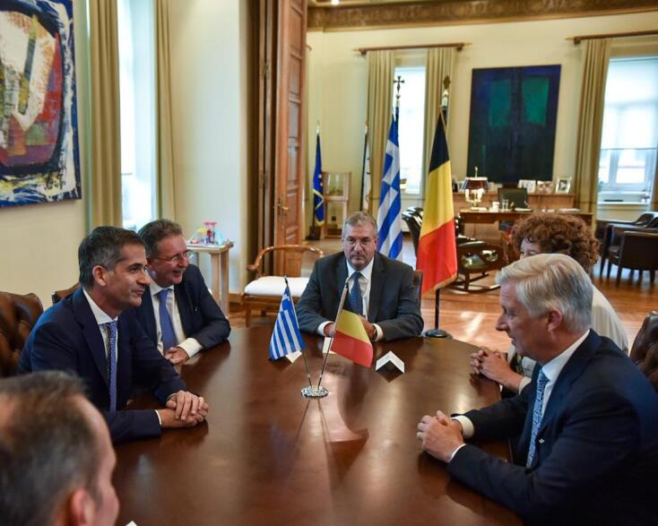 Στιγμιότυπο από τη συνάντηση του Κώστα Μπακογιάννη με τον βασιλιά του Βελγίου, Φίλιππο