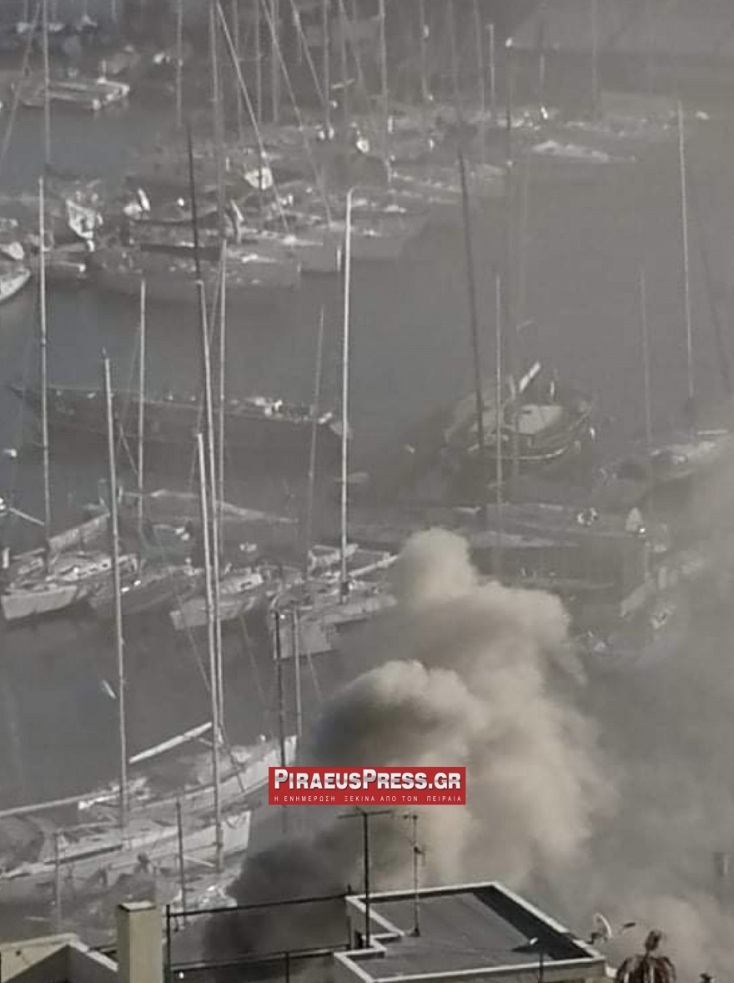 Πειραιάς - Φωτιά στο Μικρολίμανο - Καίγεται γνωστό μαγαζί