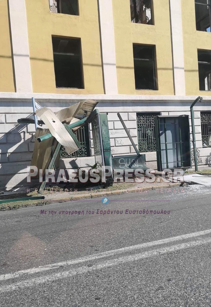 Φορτηγό έπεσε σε στάση λεωφορείου στα Καμίνια