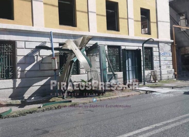 Φορτηγό έπεσε σε στάση λεωφορείου στα Καμίνια