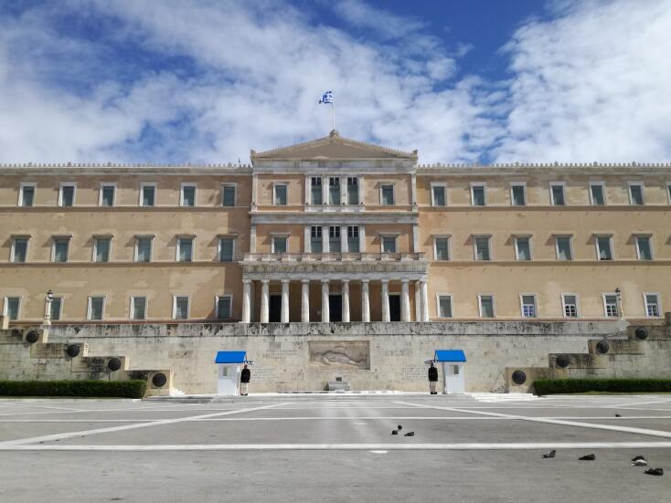 Εύζωνες στην πλατεία Συντάγματος, στο Μνημείο του Αγνώστου Στρατιώτη