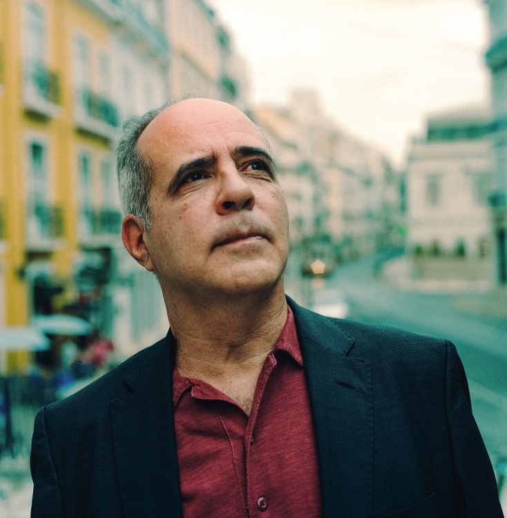 Ο συνθέτης Rodrigo Leao περπατά στον δρόμο και κοιτά τον ουρανό