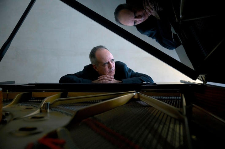 Ο συνθέτης Rodrigo Leao στο πιάνο του