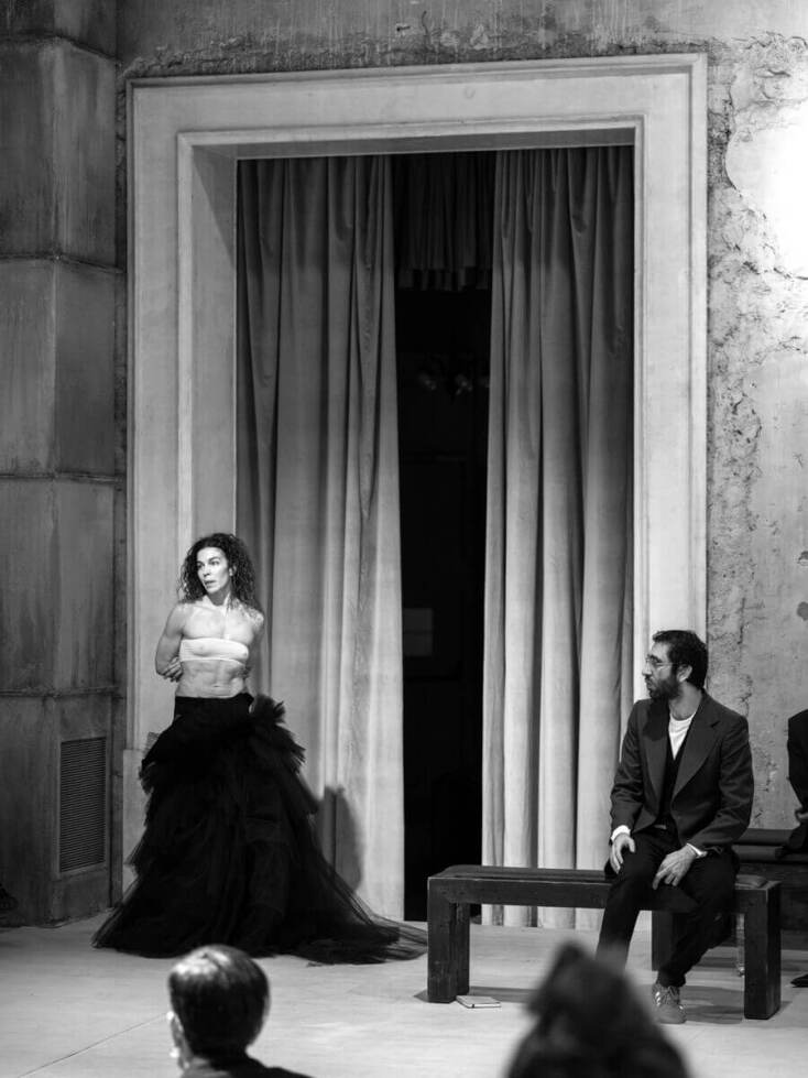 Εικόνα από την παράσταση «Κομμώτριες/Μεταπολίτευση» του Μιχαήλ Μαρμαρινού