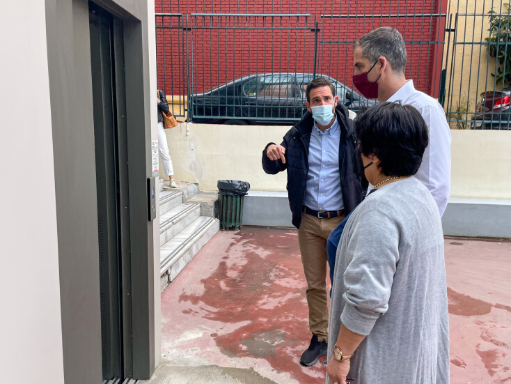 Ο δήμαρχος Αθηναίων, Κώστας Μπακογιάννης, στα έργα που έγιναν σε σχολεία για την προβασιμότητα για ΑμΕΑ