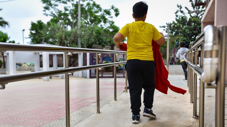Σχολεία: Παιδί τρέχει σε ράμπα ΑμΕΑ