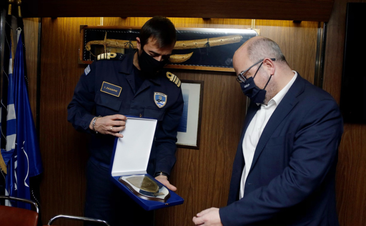 Ο Διευθύνων Σύμβουλος της ΔΕΔΑ, Μάριος Τσάκας με τον Κυβερνήτη της φρεγάτας «Λήμνος», Αντιπλοίαρχο Ιωάννη Σαλιάρη Π.Ν. 