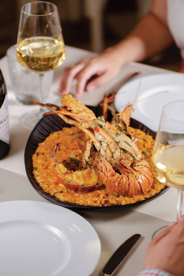 Γιουβέτσι με αστακό αρωματισμένο με εστραγκόν, ούζο και σαφράν