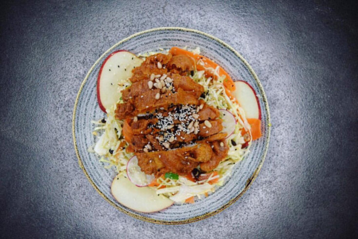 Καρότο χούμους και τηγανητό κοτόπουλο