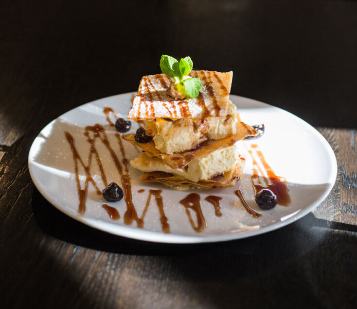 Μιλφέιγ με βύσσινο και κρέμα αρωματισμένη με μαστίχα Χίου