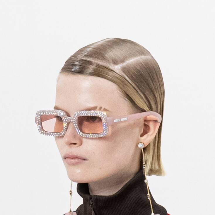 Γυναίκα με γυαλιά ηλίου 