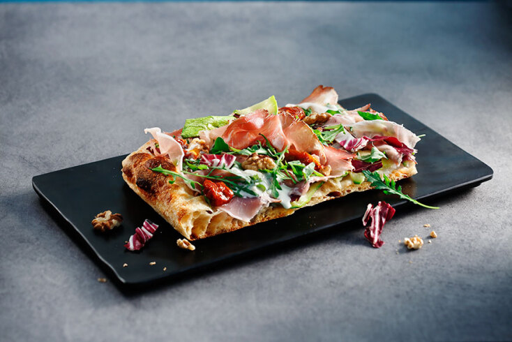 Πίτσα με προσούτο και καρύδι στο Romatella - Pizza al taglio