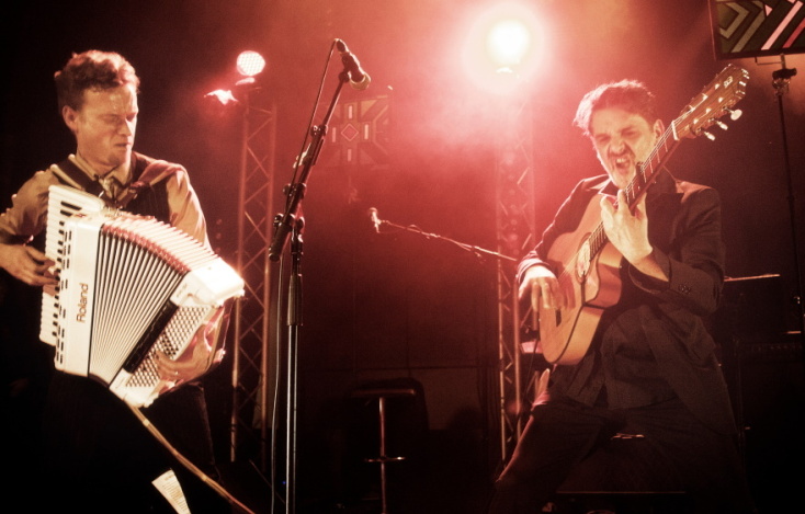 Οι Les Negresses Vertes κατά τη διάρκεια ενός live. 