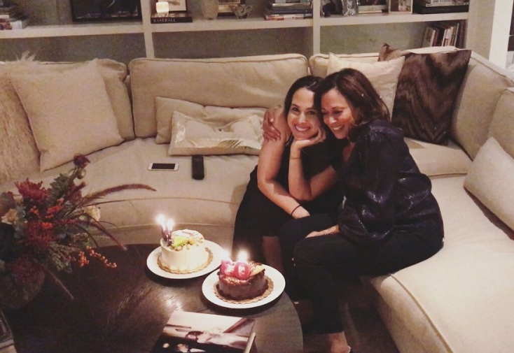 Η Καμάλα Χάρις (δεξιά) με την ανηψιά της Μίνα Χάρις (αριστερά)