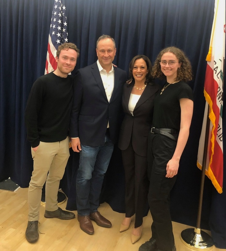 Από αριστερά: Cole Emhoff, Doug Emhoff (σύζυγος της Kamala Harris), Kamala Harris, Ella Emhoff