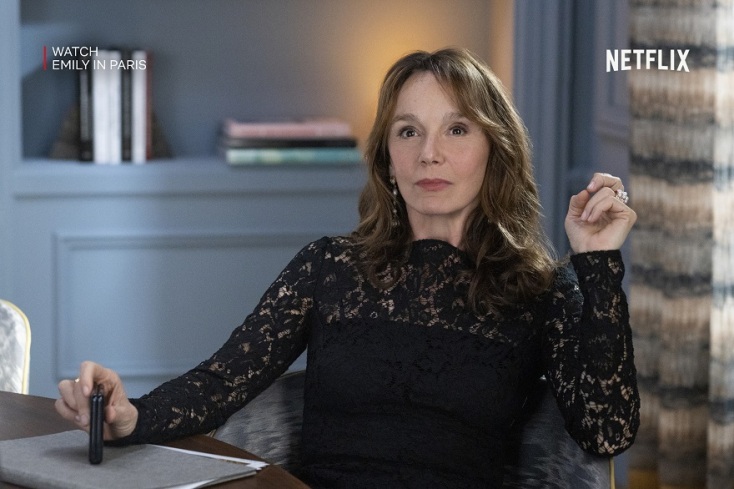 Η ηθοποιός Philippine Leroy-Beaulieu ως Sylvie Grateau στη σειρά Emily in Paris