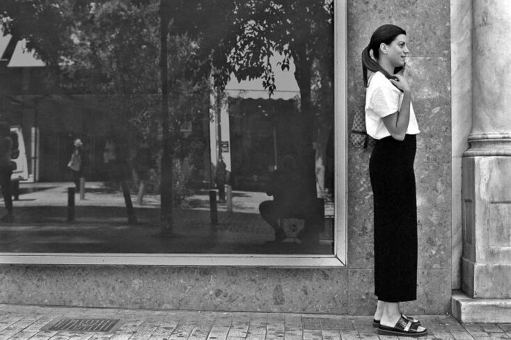 © ΓΙΑΝΝΗΣ ΟΙΚΟΝΟΜΟΥ. Τα κορίτσια της διπλανής πόρτας.