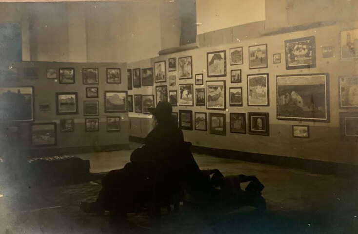 Φωτογραφία του Κωνσταντίνου Μαλέα ανάμεσα στα έργα έκθεσης του, στον Βόλο (1926). Δωρεά στο Αρχείο Νεοελληνικής Τέχνης από την εγγονή του, Φρόσω Μαλέα.