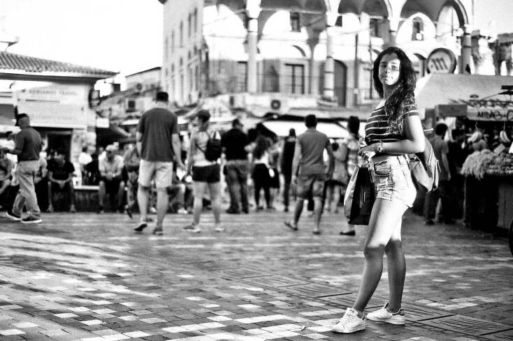 © ΓΙΑΝΝΗΣ ΟΙΚΟΝΟΜΟΥ. Τα κορίτσια της διπλανής πόρτας.