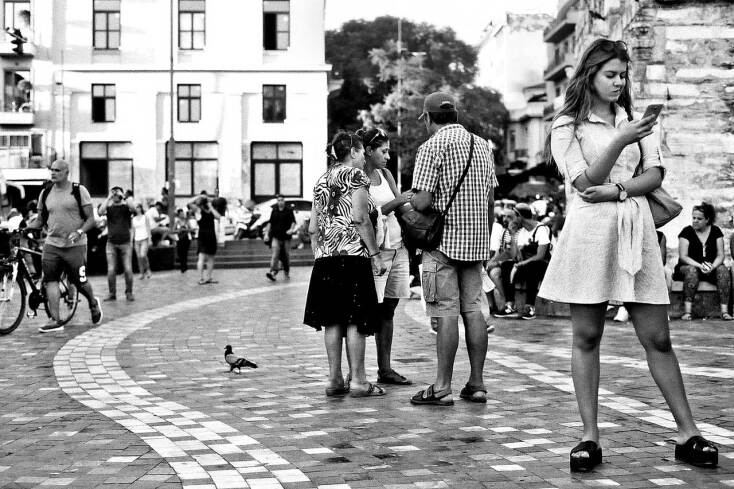 © ΓΙΑΝΝΗΣ ΟΙΚΟΝΟΜΟΥ. Τα κορίτσια της διπλανής πόρτας.