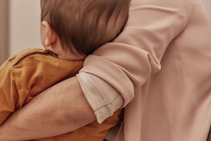 Γυναίκα αγκαλιά με παιδί