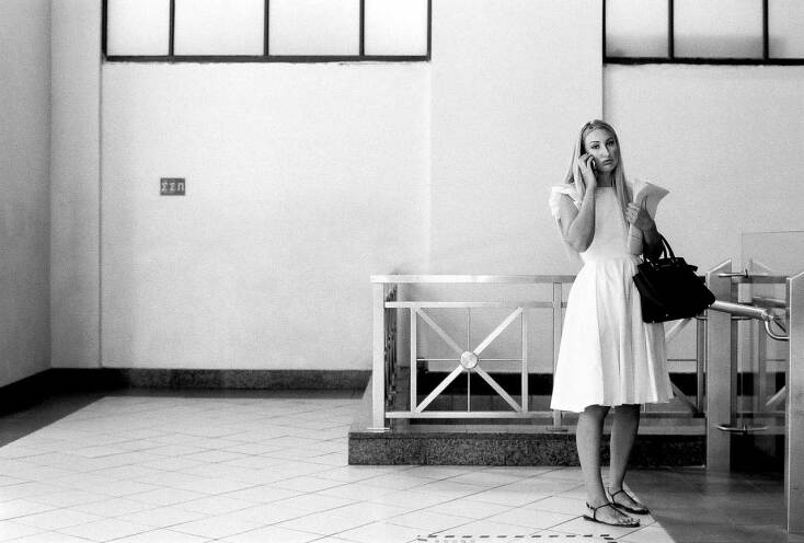 © ΓΙΑΝΝΗΣ ΟΙΚΟΝΟΜΟΥ. Τα κορίτσια της διπλανής πόρτας.