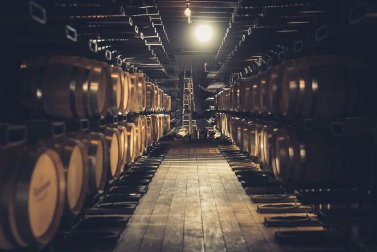 Τα βαρέλια με cognac και ρούμι στα αμπάρια του Barge 166 