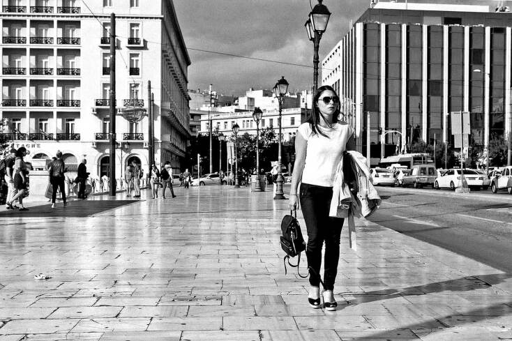 © ΓΙΑΝΝΗΣ ΟΙΚΟΝΟΜΟΥ. Τα κορίτσια της διπλανής πόρτας.