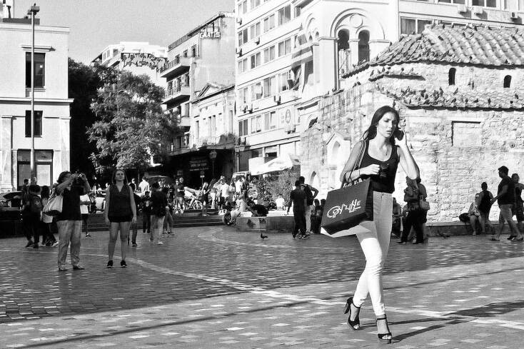 © ΓΙΑΝΝΗΣ ΟΙΚΟΝΟΜΟΥ. Τα κορίτσια της διπλανής πόρτας.