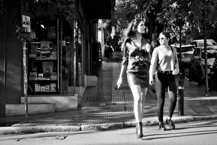 © ΓΙΑΝΝΗΣ ΟΙΚΟΝΟΜΟΥ. Τα κορίτσια της διπλανής πόρτας.