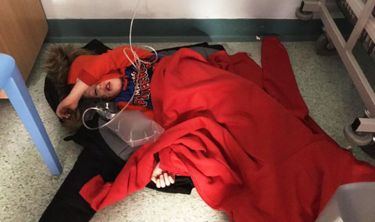 Παιδί 4 ετών στο πάτωμα βρετανικού νοσοκομείου 