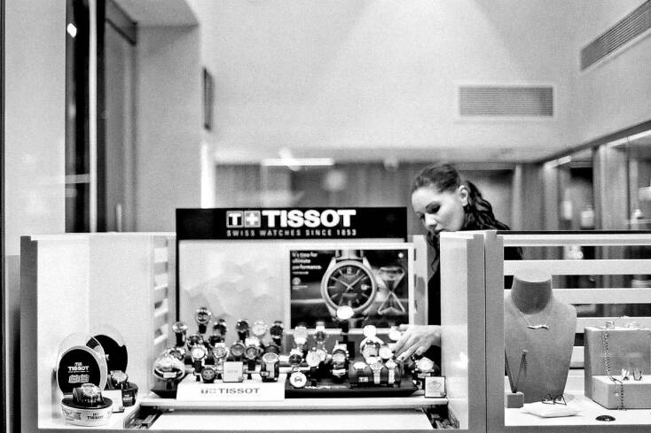 © ΓΙΑΝΝΗΣ ΟΙΚΟΝΟΜΟΥ. Τα κορίτσια της διπλανής πόρτας.