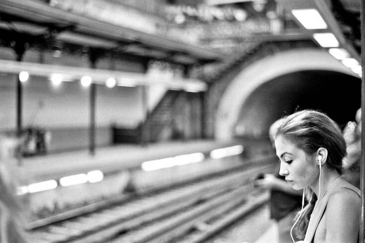 © ΓΙΑΝΝΗΣ ΟΙΚΟΝΟΜΟΥ. Τα κορίτσια της διπλανής πόρτας.