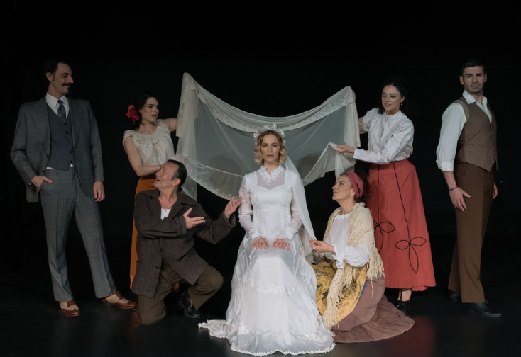 Το ΔΗ.ΠΕ.ΘΕ. Κοζάνης αυτό το καλοκαίρι, παρουσιάζει στην Κεντρική Σκηνή του, το έργο «Αχ Έρωτα!». 